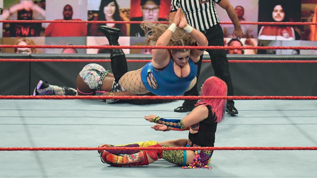 体重108キロのドゥドロップ（上）のクロスボディーを浴びてフォール負けしたアスカ（Ｃ）2021 WWE, Inc. All Rights Reserved.