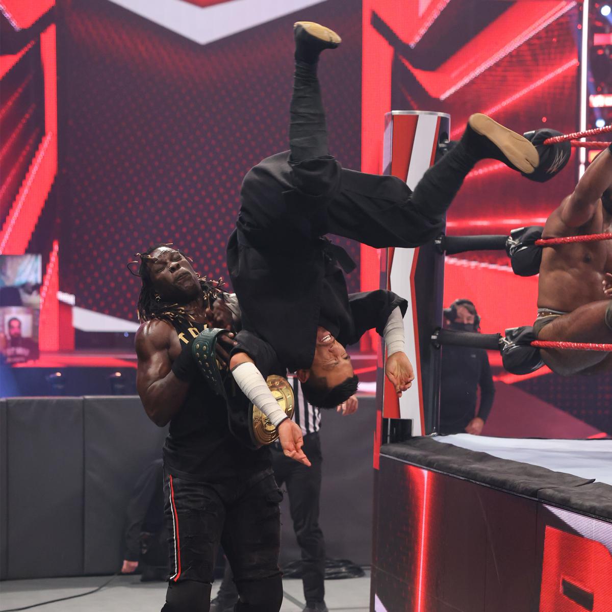 Rトゥルース（左）にキャンボールを仕掛けた戸沢（Ｃ）2021 WWE, Inc. All Rights Reserved.