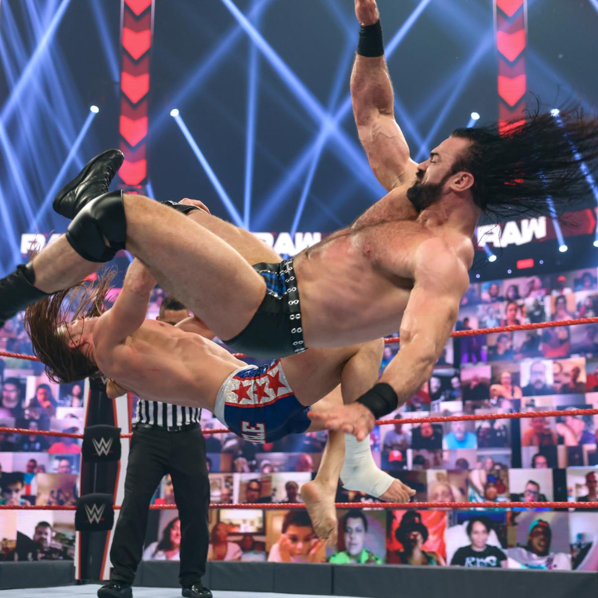 リドル（左奥）をクレイモアで蹴り倒すマッキンタイア（C）2021 WWE, Inc. All Rights Reserved.