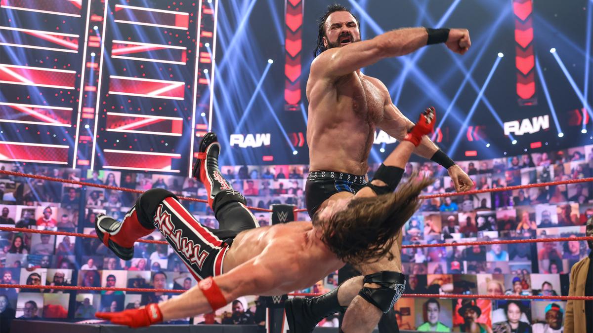 AJスタイルズ（左）をクローズライン（ラリアット）で倒すマッキンタイア（C）2021 WWE, Inc. All Rights Reserved.