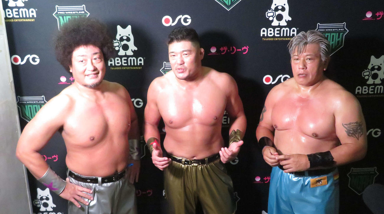 試合後、バックステージでインタビューに応じる、左からモハメドヨネ、キング・タニー、斎藤彰俊（撮影・松熊洋介）