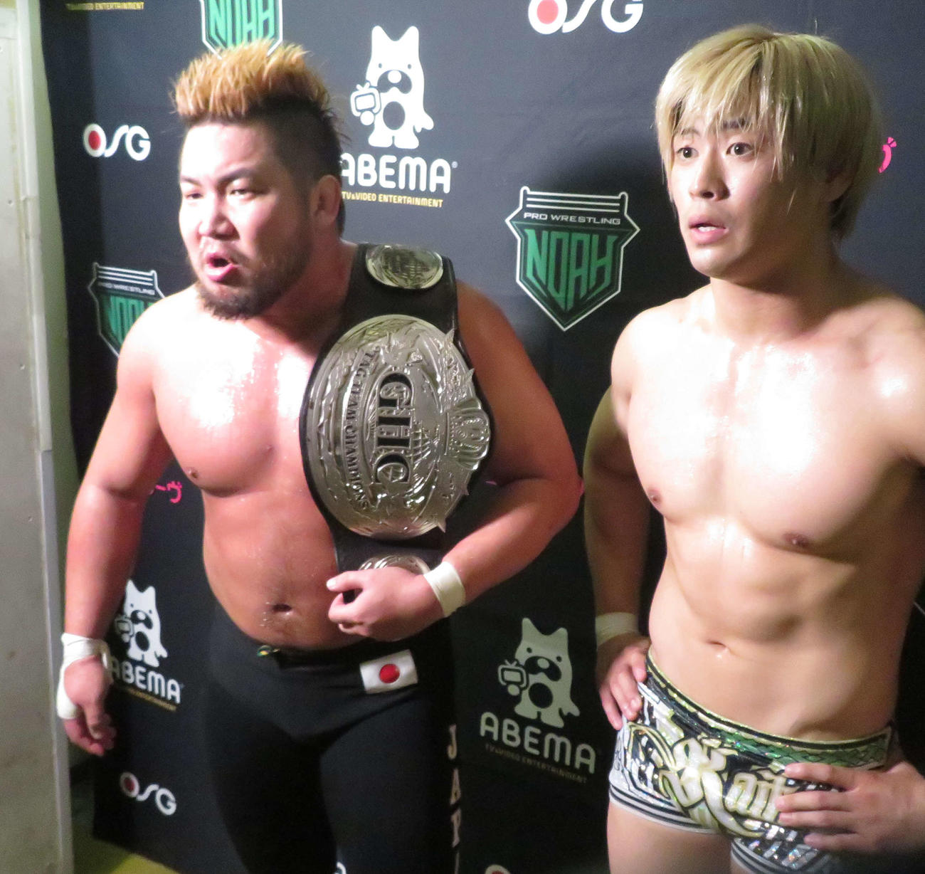 試合後、バックステージでインタビューに応じるマサ北宮（左）。右は清宮海斗（撮影・松熊洋介）