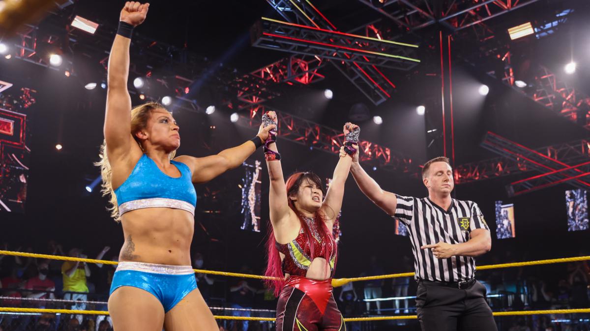スターク（左端）とのタッグで、NXT女子タッグ王座挑戦権を獲得した紫雷（中央）（ｃ）2021 WWE, Inc. All Rights Reserved.