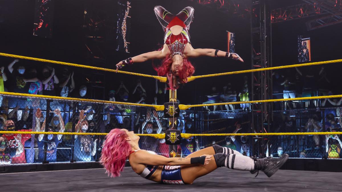 カイ（下）に月面水爆を仕掛けた紫雷（ｃ）2021 WWE, Inc. All Rights Reserved.