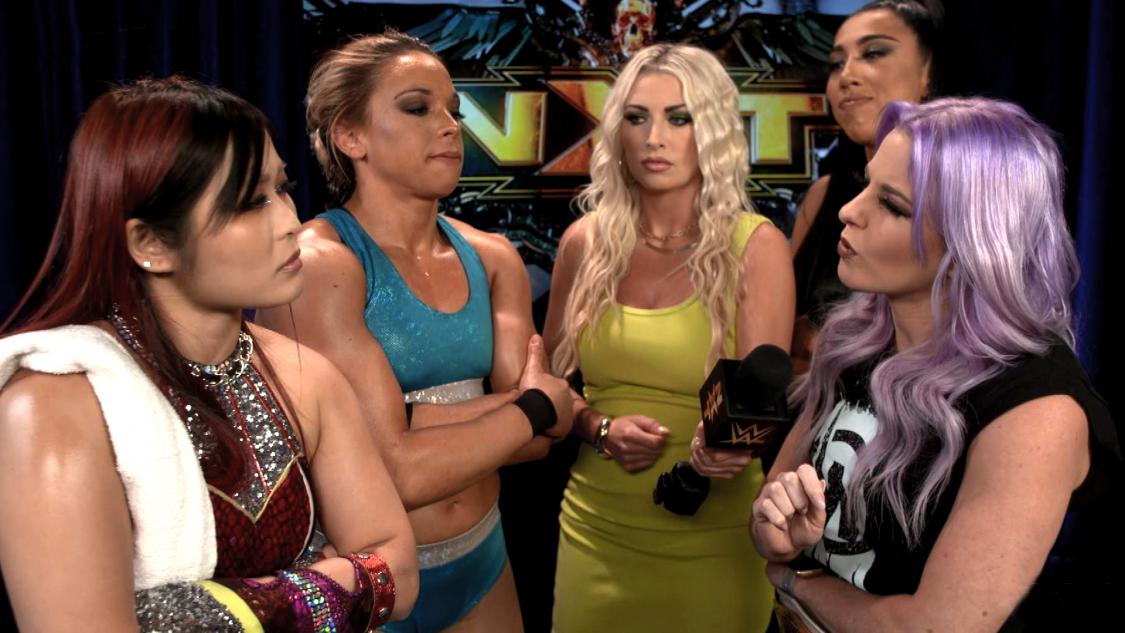 NXT女子タッグ王者ハートウェル（左から4番目）、レラエ（右端）組と向き合う紫雷（左端）、スターク（同2番目）組（ｃ）2021 WWE, Inc. All Rights Reserved.