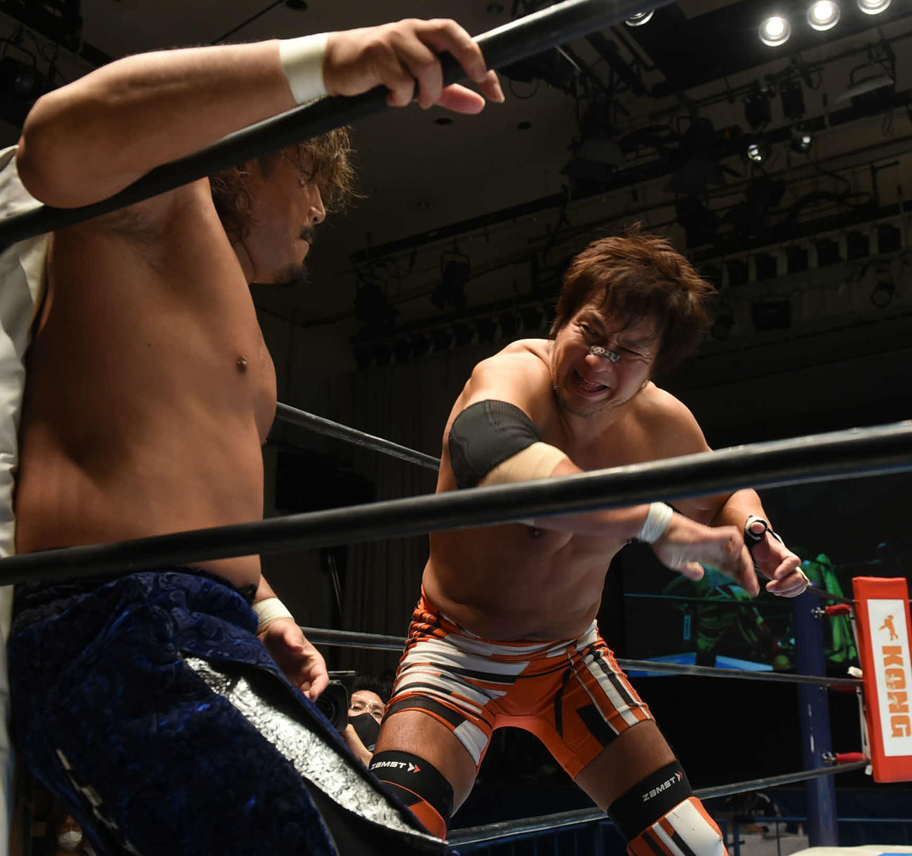 新日本プロレス後楽園大会　後藤洋央紀（左）に逆水平チョップを浴びせる小島聡（新日本プロレス提供）