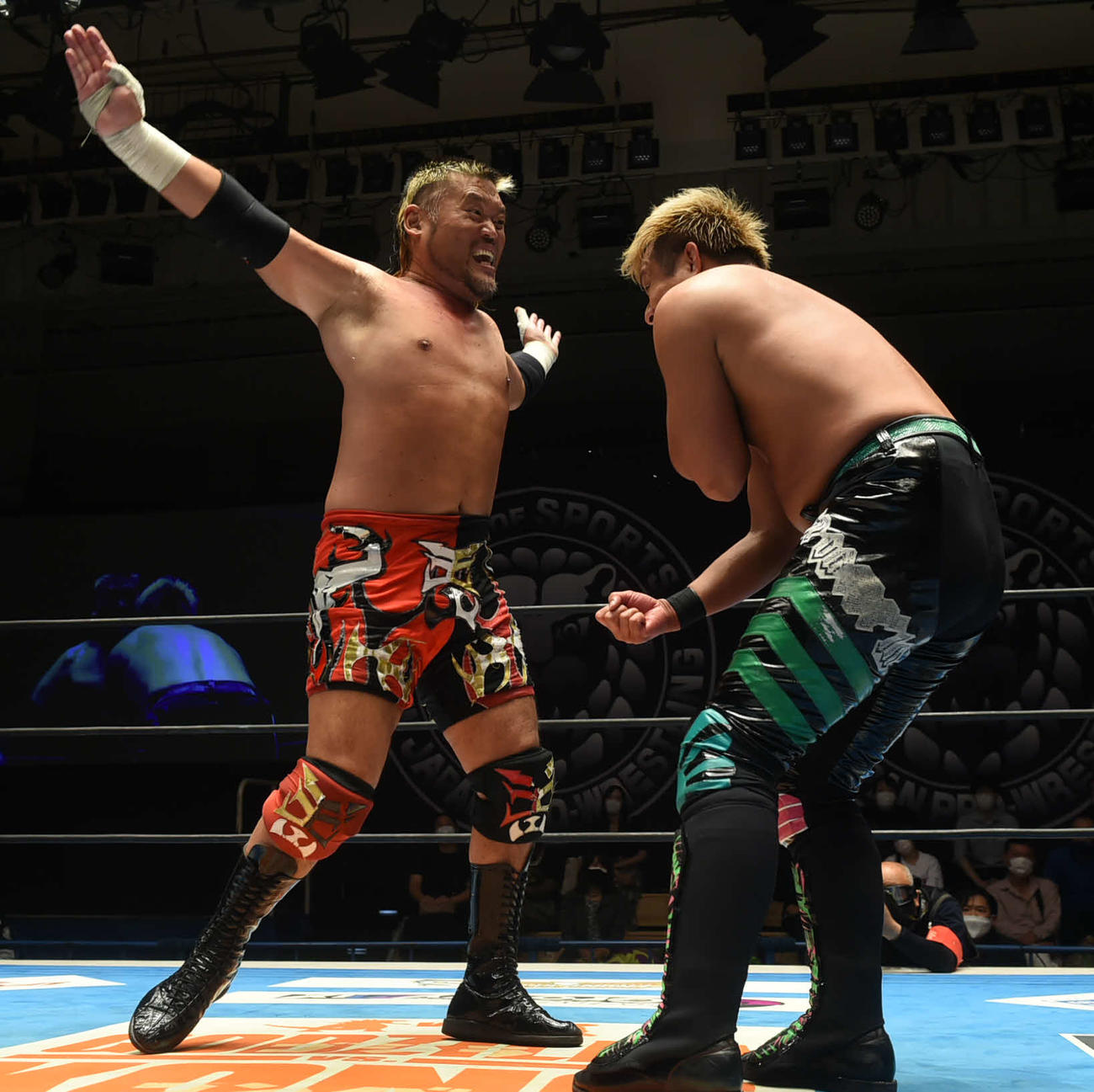 新日本プロレス後楽園大会　YOSHI－HASHI（右）に真モンゴリアンチョップを決める天山広吉（新日本プロレス提供）