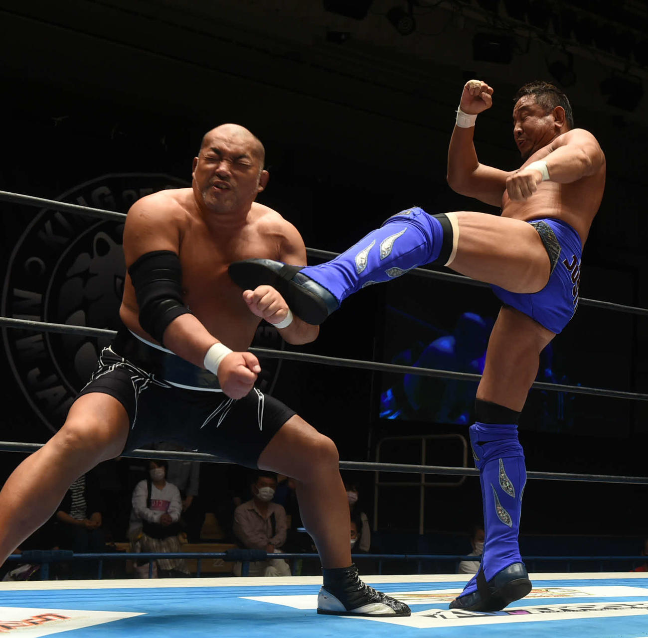 新日本プロレス後楽園大会　石井智宏（左）に強烈な蹴りを浴びせる永田裕志（新日本プロレス提供）