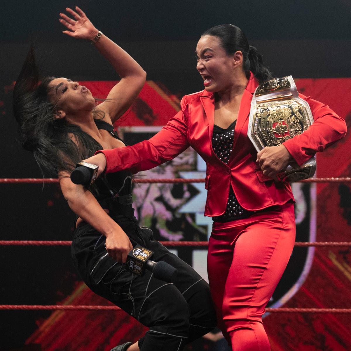 アメール（左）を殴り倒したNXT UK女子王者里村（C）2021 WWE, Inc. All Rights Reserved.