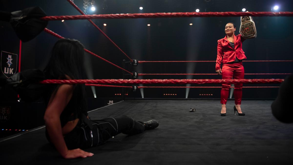 アメール（左）に向け、高々とNXT UK女子ベルトを掲げた王者里村（C）2021 WWE, Inc. All Rights Reserved.