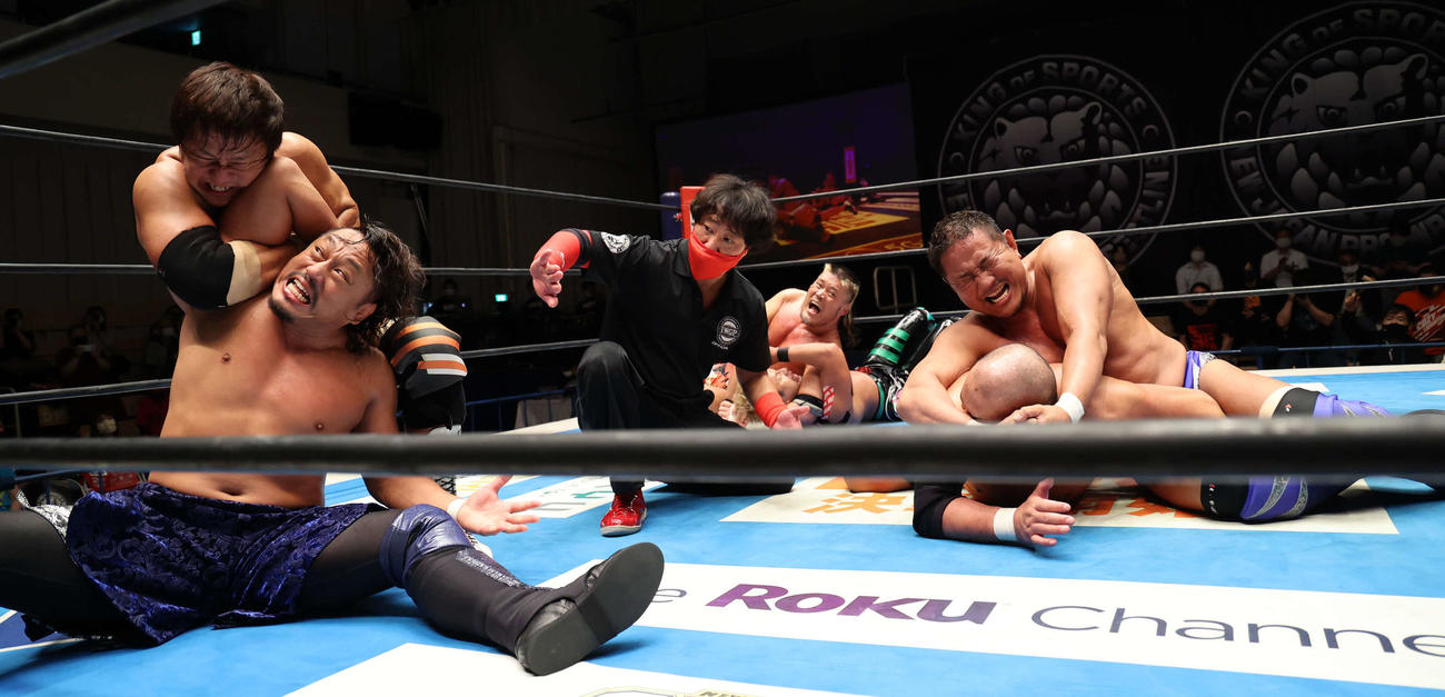 新日本プロレス後楽園大会　永田裕志（右）は石井智宏を、小島聡（左）は後藤洋央紀を、天山広吉（中央奥）はYOSHI－HASHIを絞め上げる。（新日本プロレス提供）