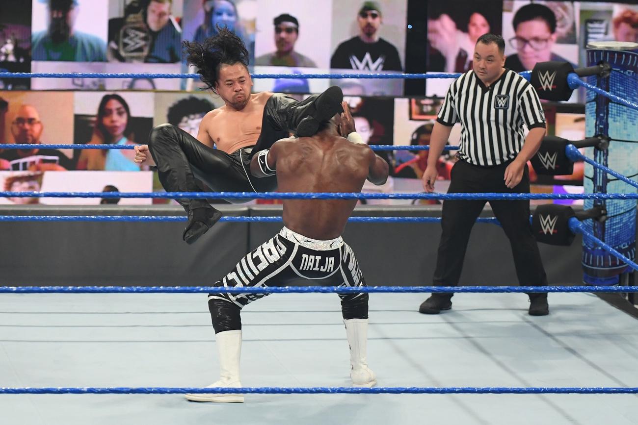クルーズ（中央）にスピンキックを放った中邑（左端）（C）2021 WWE, Inc. All Rights Reserved.