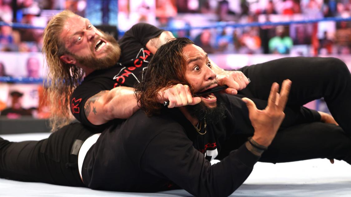 ジミ－・ウーソを鉄パイプによるクロスフェースで絞めるエッジ（Ｃ）2021 WWE, Inc. All Rights Reserved.