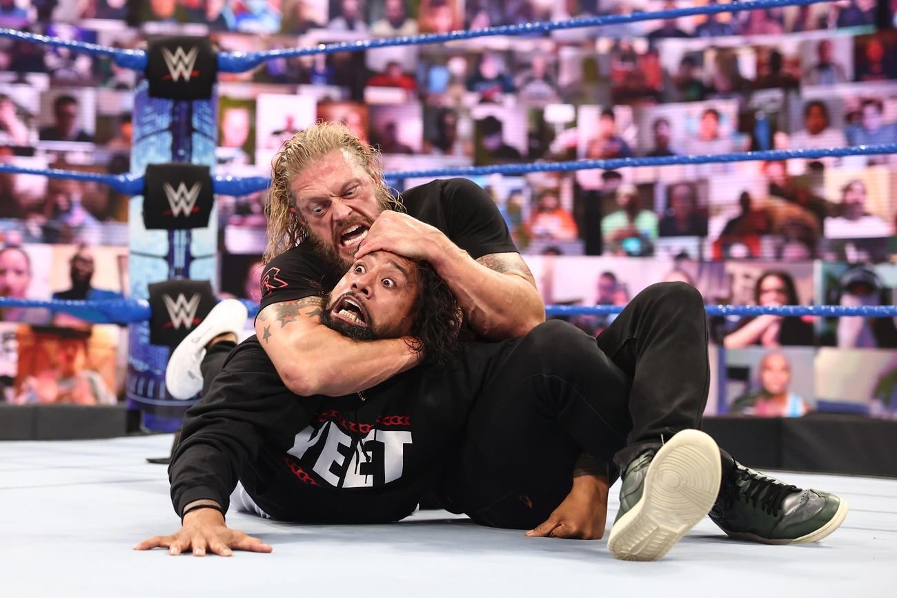ジミー・ウーソ（左）を裸絞めで攻めるエッジ（Ｃ）2021 WWE, Inc. All Rights Reserved.