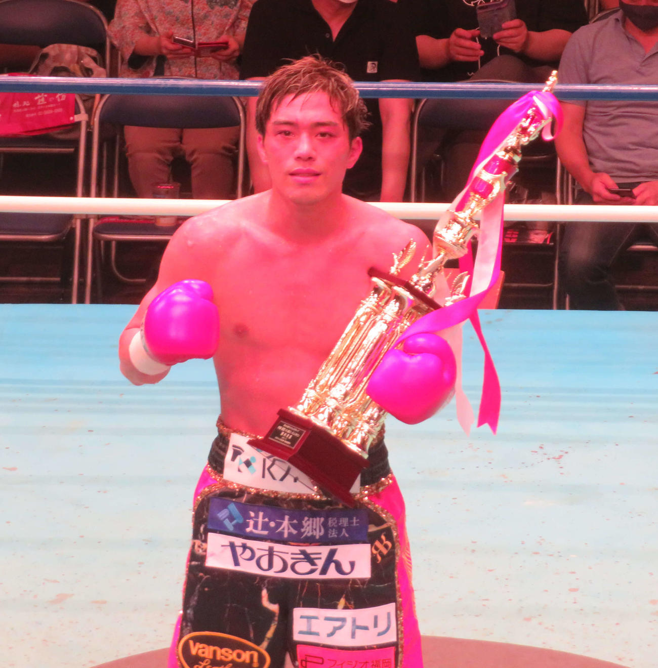 細川とのライト級10回戦で8回TKO勝ちした前WBO世界スーパーフェザー級王者伊藤