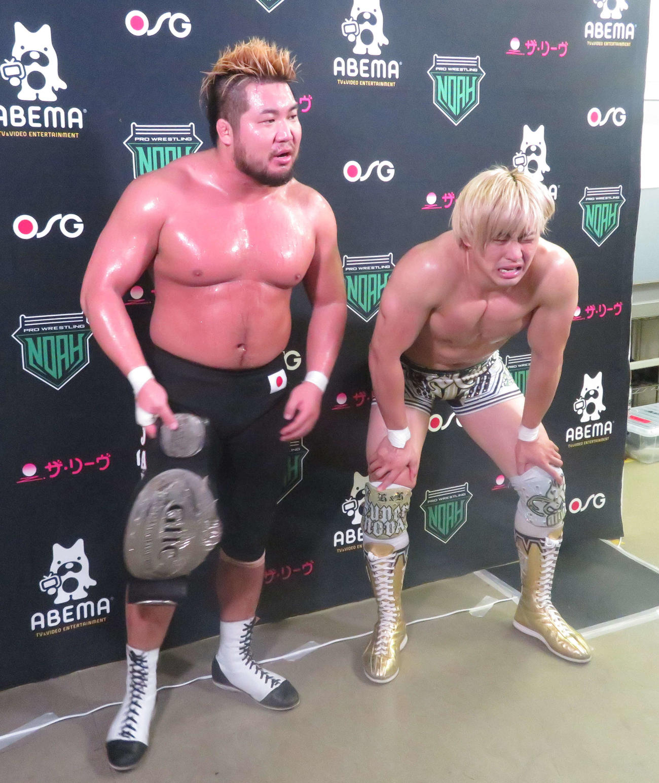 試合後、バックステージでイ悔しい表情を見せる清宮海斗（右）とマサ北宮（撮影・松熊洋介）