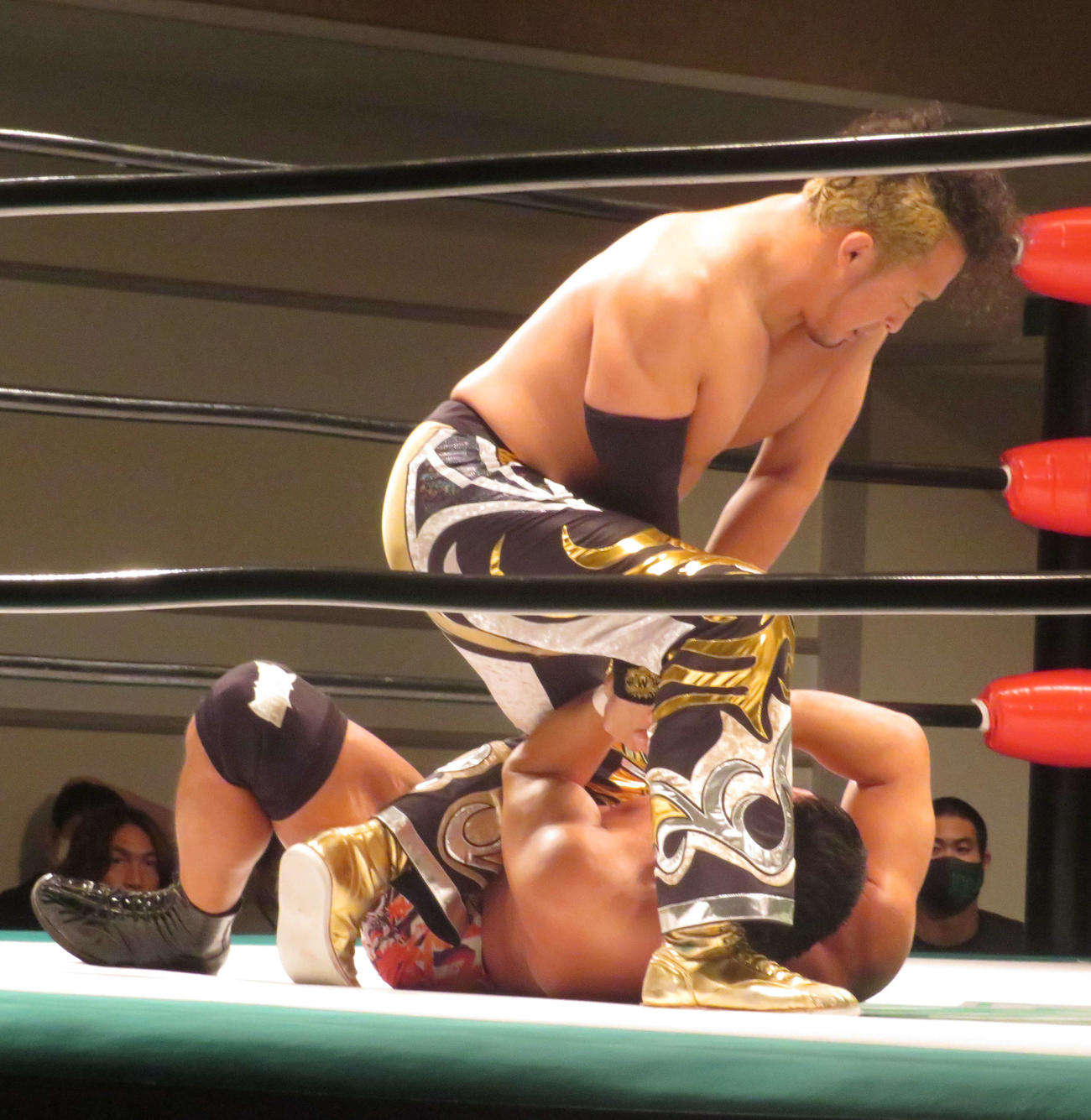 杉浦貴（下）に攻撃を仕掛ける丸藤正道（撮影・松熊洋介）