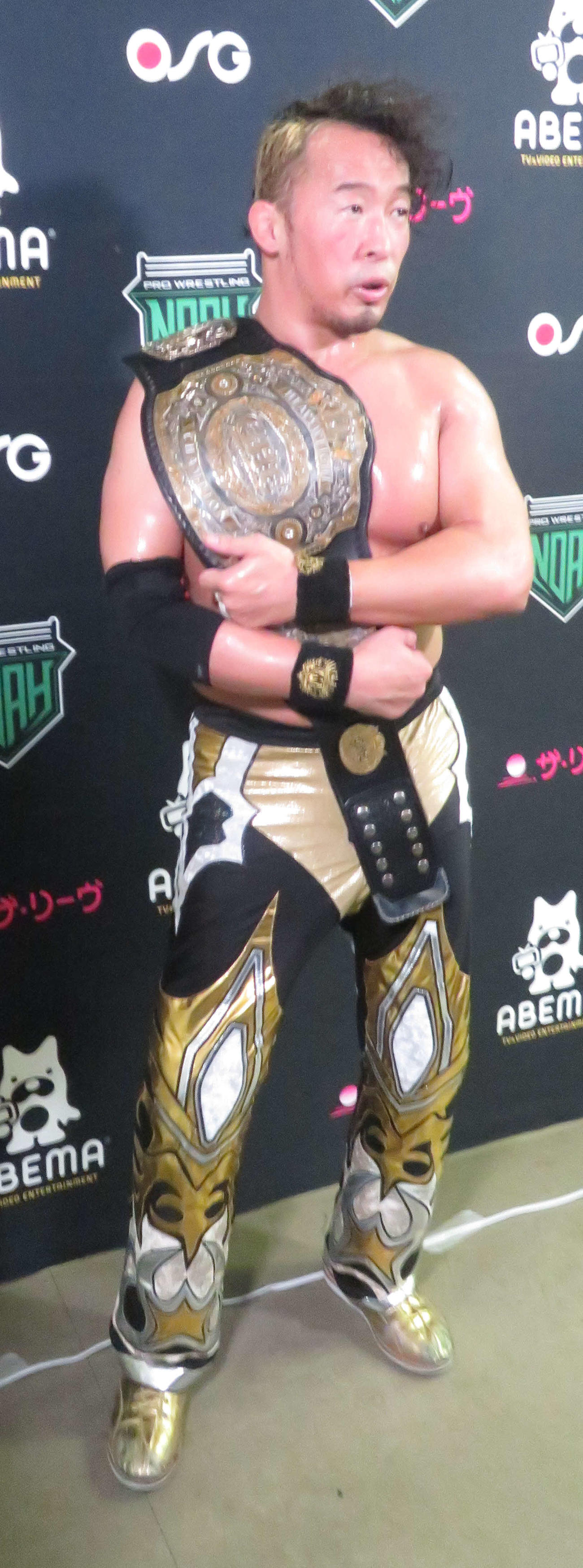 試合後、バックステージで取材に応じる丸藤正道（撮影・松熊洋介）