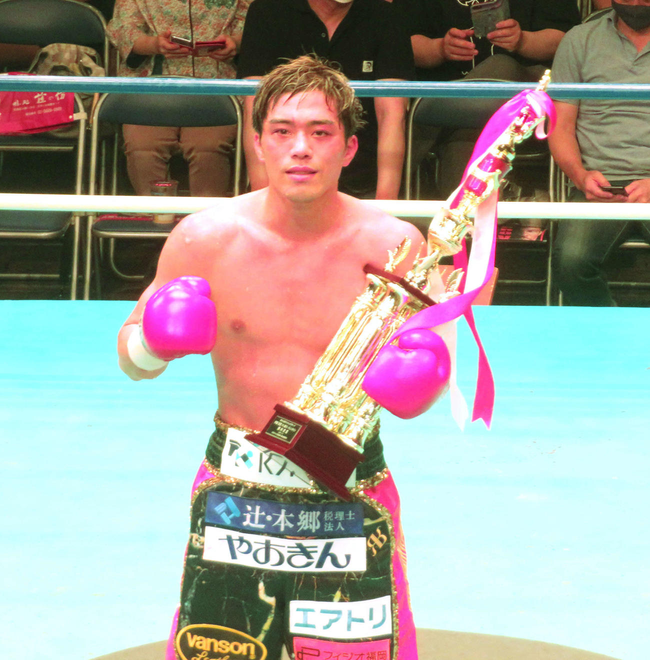 細川とのライト級10回戦で8回TKO勝ちした前WBO世界スーパーフェザー級王者伊藤