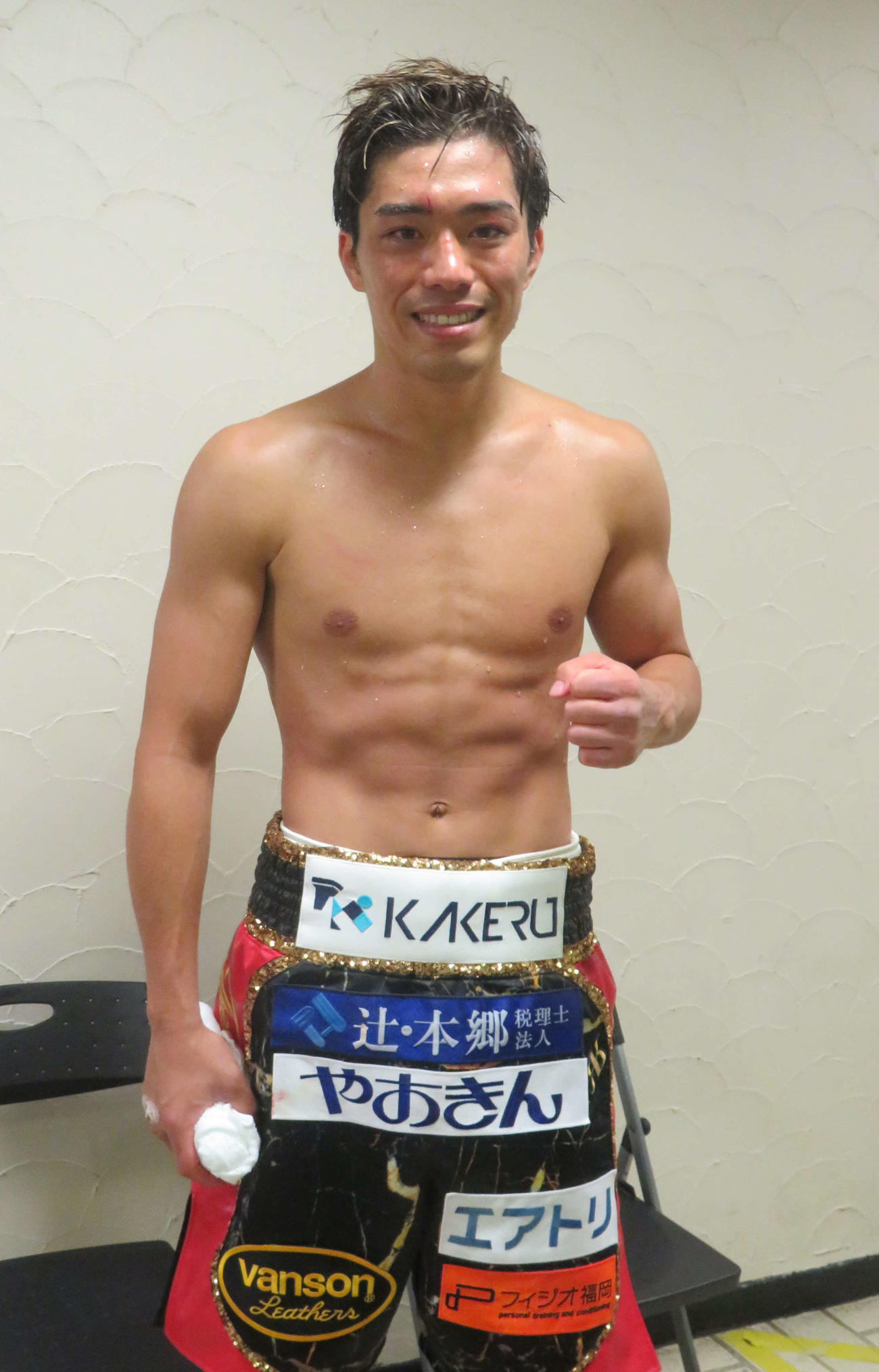 細川との注目対決を8回TKOで制し、再起戦を飾った前WBO世界スーパーフェザー級王者伊藤