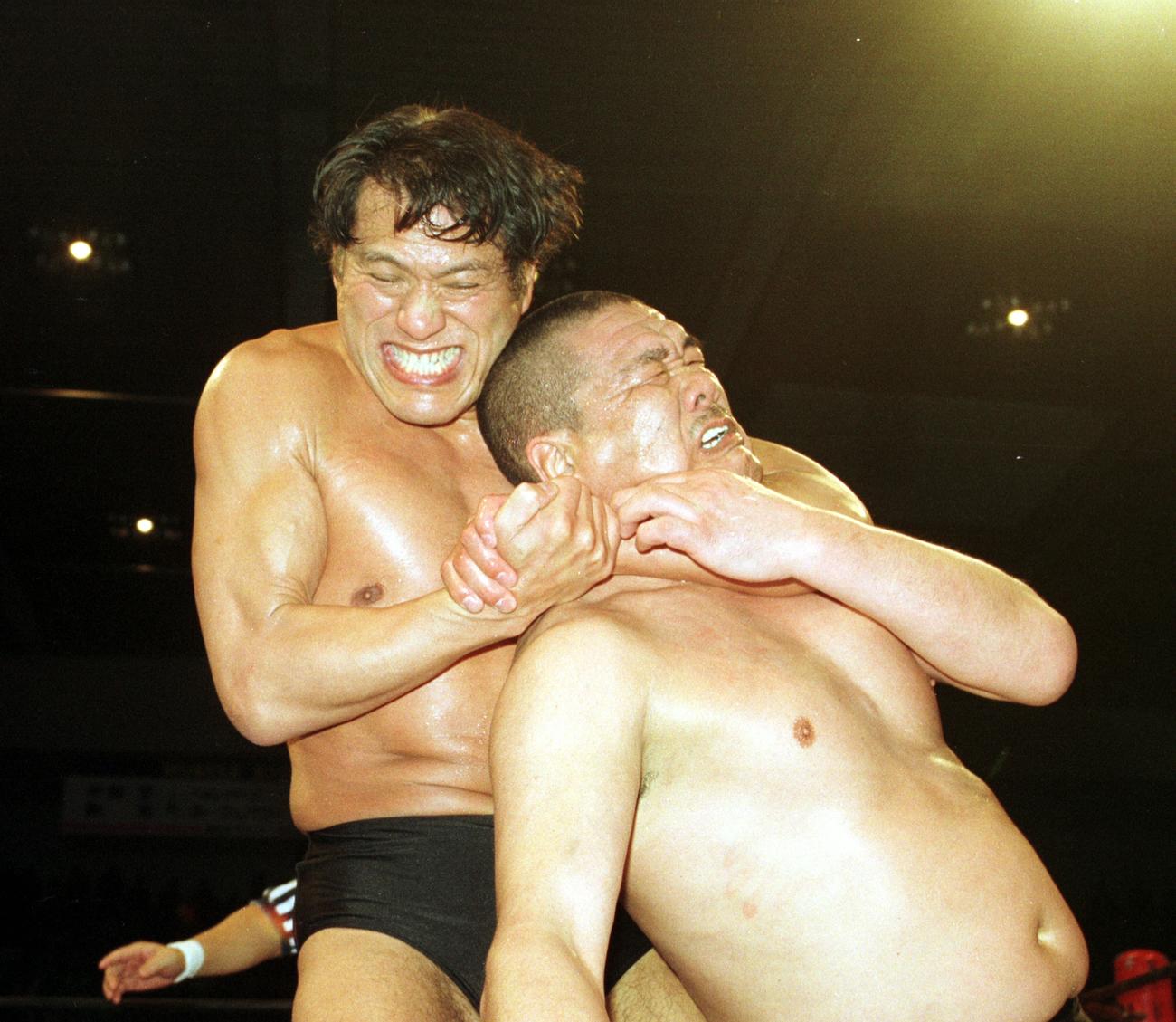 新日本愛知大会で藤原喜明（右）にスリーパーホールドを決めるアントニオ猪木（1995年3月19日撮影）
