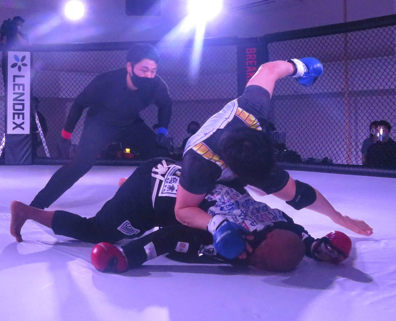 朝倉兄弟がアドバイザーを務める「BreakingDown」。わずか1分間の戦いのため、開始から激しい攻防が繰り広げられた（撮影・松熊洋介）