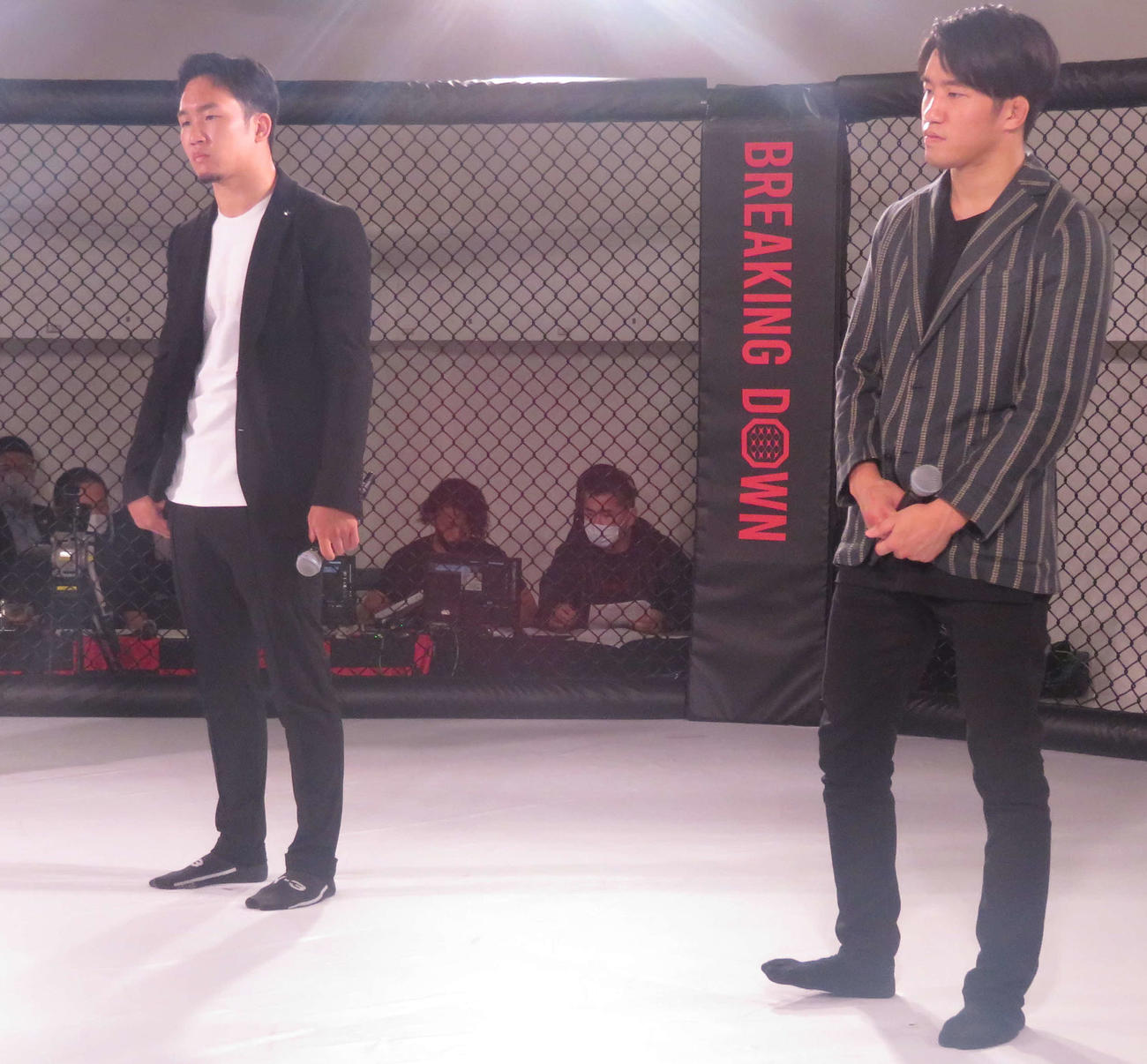 1分×1回の戦い「BreakingDown」のアドバイザーを務める朝倉未来（左）と海（撮影・松熊洋介）