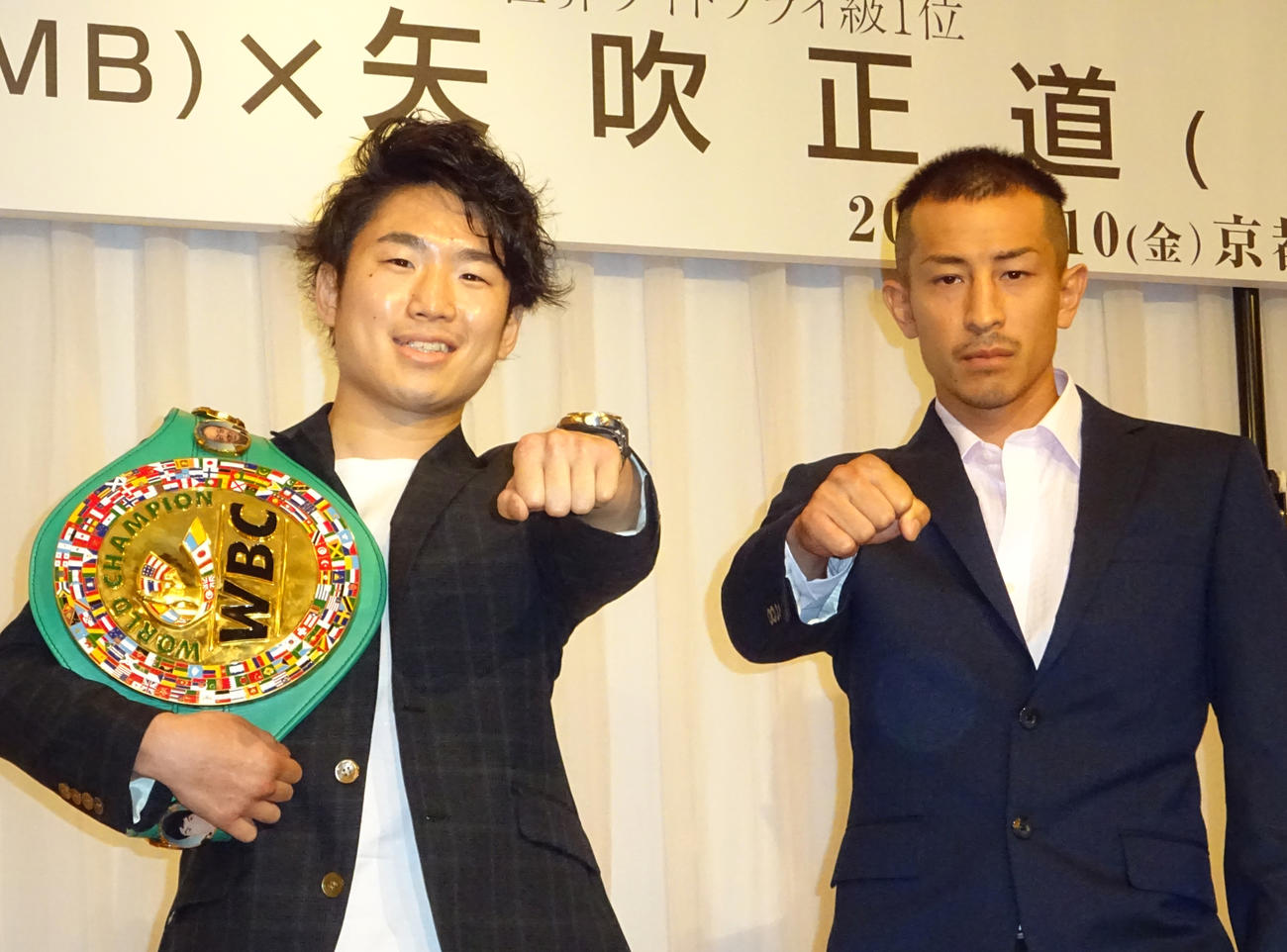 防衛戦に臨むWBC世界ライトフライ級王者寺地拳四朗（左）と同級1位の挑戦者、矢吹正道（撮影・加藤裕一）
