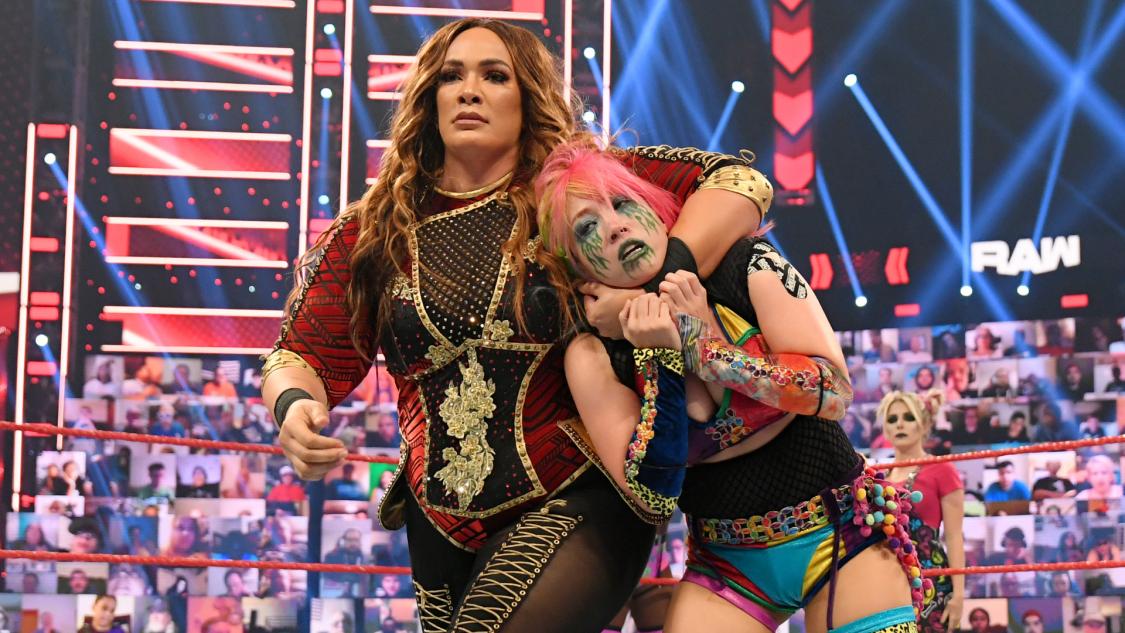 「大女」ジャックス（左）に捕まったアスカ（C）2021 WWE, Inc. All Rights Reserved.