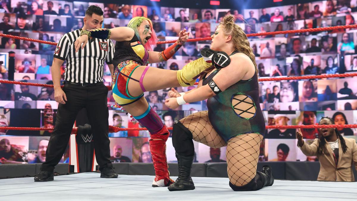 ドゥドロップ（右）に猛攻を仕掛けるアスカ（C）2021 WWE, Inc. All Rights Reserved.