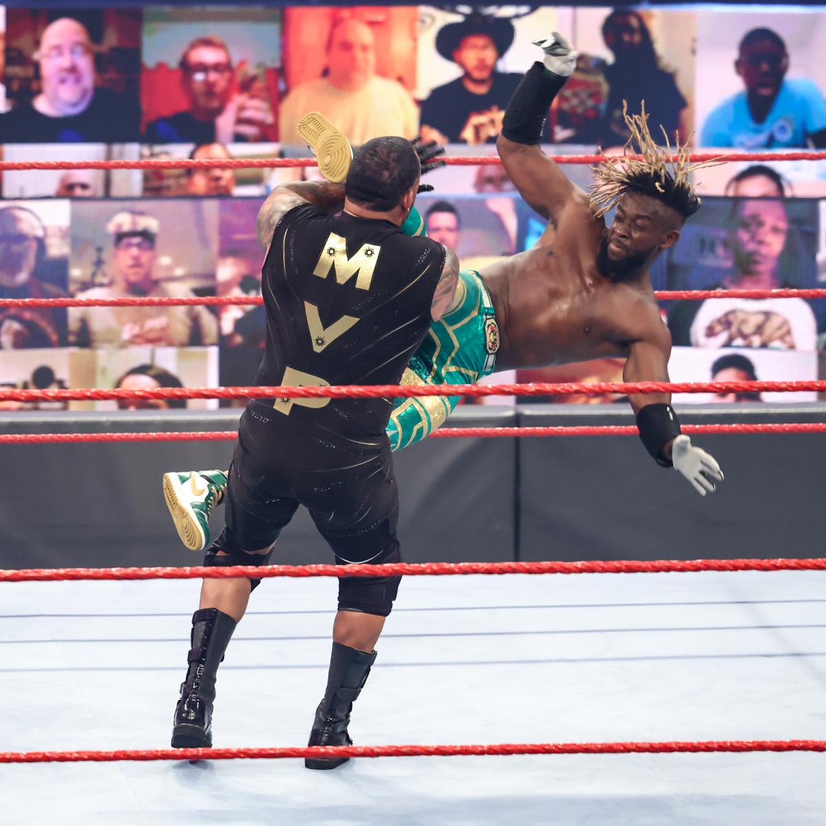 MVP（左）にトラブル・イン・パラダイスを蹴りこむキングストン（C）2021 WWE, Inc. All Rights Reserved.
