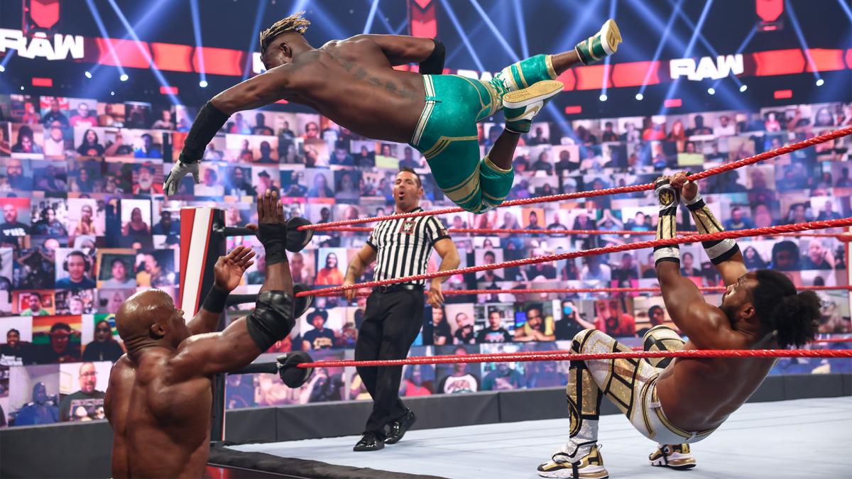 WWEヘビー級王者ラシュリー（左下）にトペ・コンヒーロを見舞ったキングストン（中央）。右下はウッズ（C）2021 WWE, Inc. All Rights Reserved.