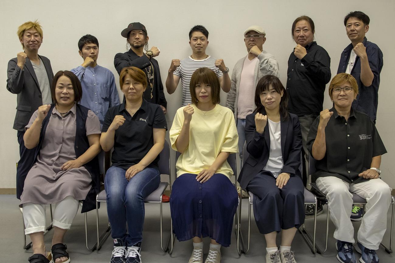NPO法人「プロレスで浜松を元気にする会」の神谷理事長（後方左端）ら理事、正会員のメンバー