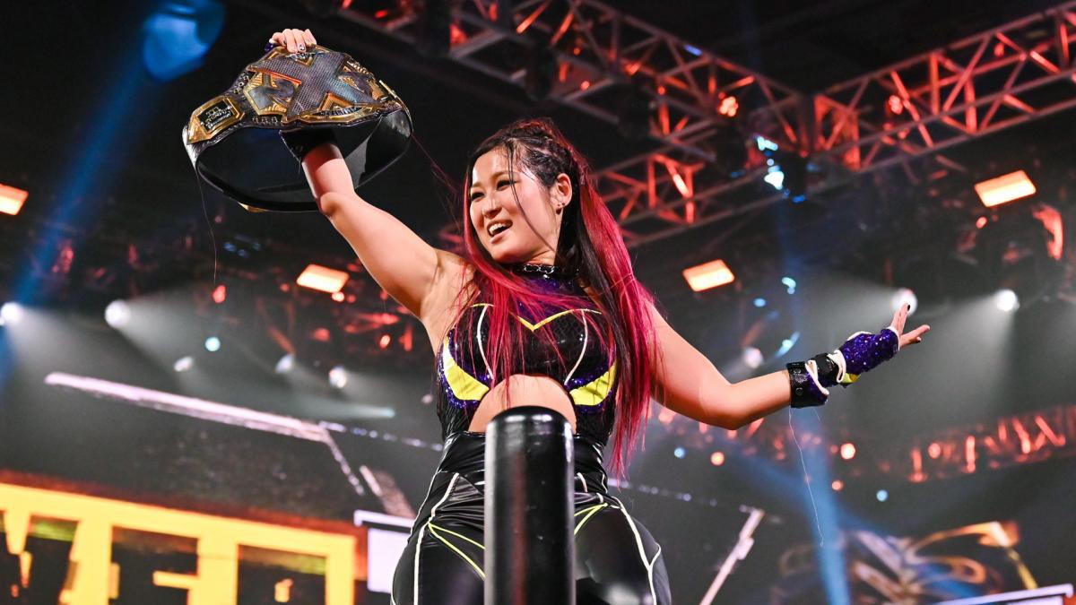 NXT女子タッグ王座を獲得した紫雷イオ（Ｃ）2021 WWE, Inc. All Rights Reserved.