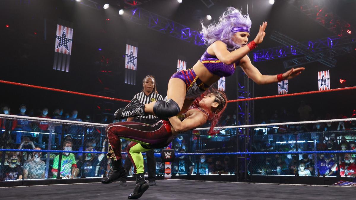 NXT女子タッグ王座戦で、王者レラエ（右）と白熱の攻防を繰り広げた紫雷（Ｃ）2021 WWE, Inc. All Rights Reserved.
