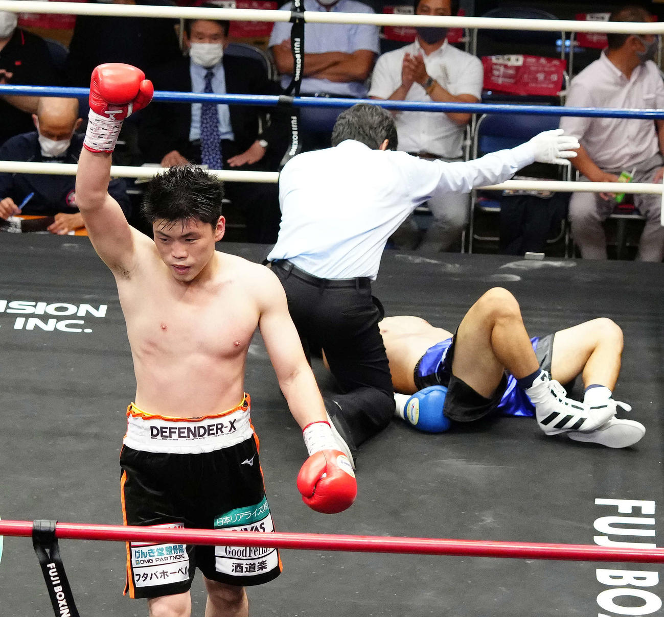 それいけ太一（後方）に2回KO勝ちしガッツポーズする溜田剛士（撮影・江口和貴）