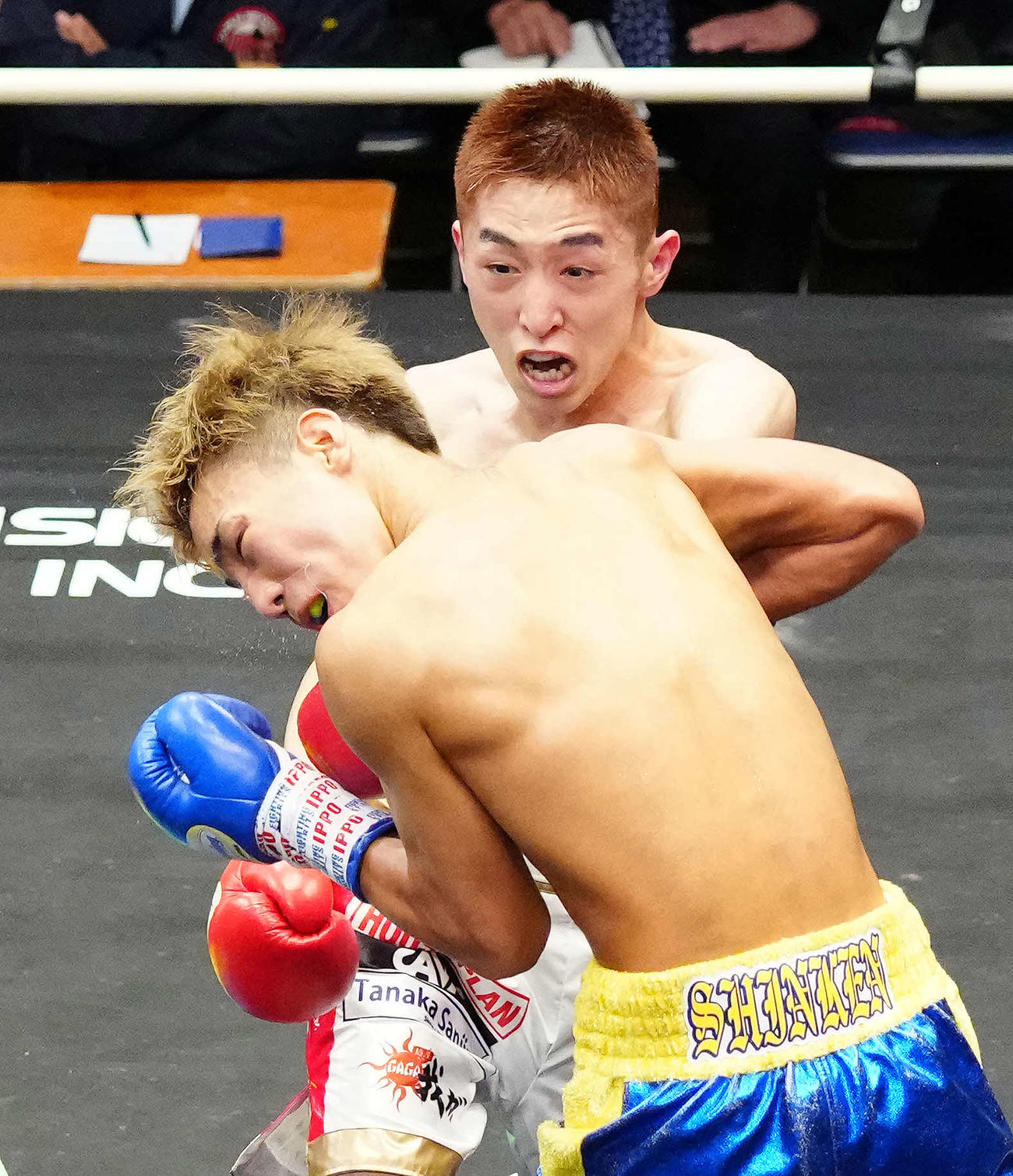 3回、花田（手前）に左ストレートを決める中垣（撮影・江口和貴）
