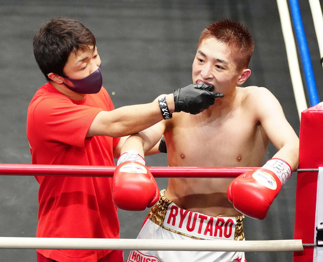 8回終了後、八重樫トレーナー（左）からマウスピースを外してもらう中垣（撮影・江口和貴）