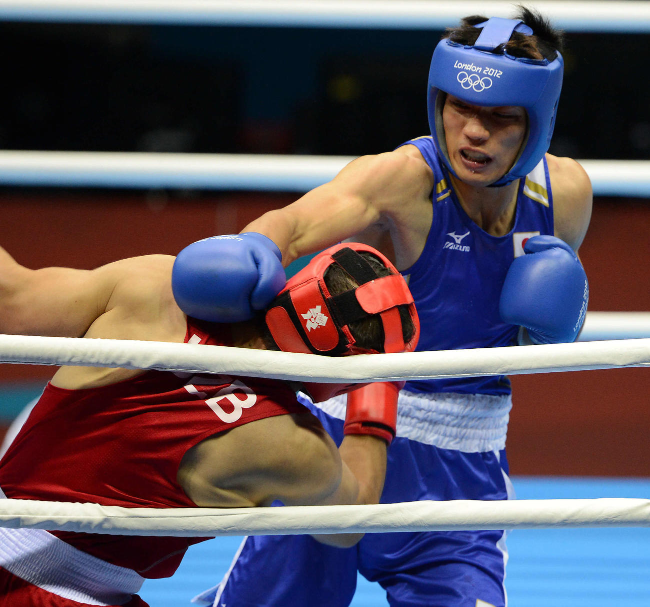 ロンドン五輪　男子ミドル級準決勝　2回、アトエフにパンチを見舞う村田（2012年8月10日撮影）
