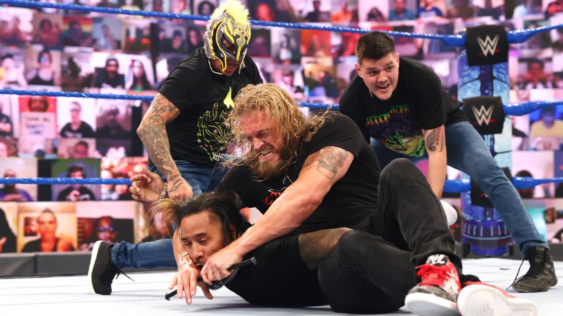 ジミー・ウーソ（下）を鉄パイプ・クロスフェイスで絞めるエッジ（中央）（Ｃ）2021 WWE, Inc. All Rights Reserved.