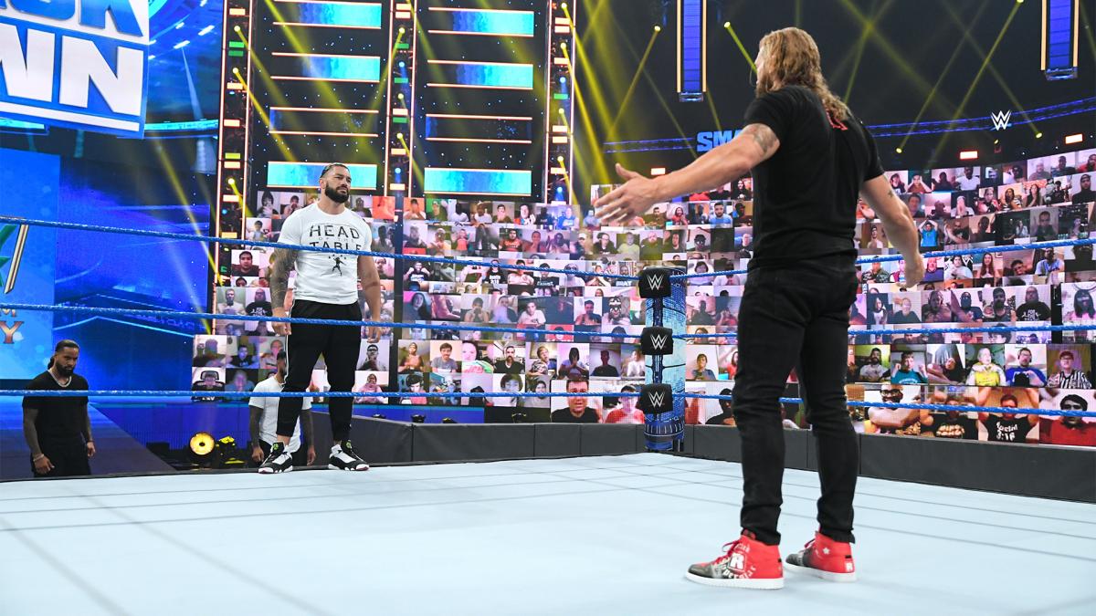 WWEユニバーサル王者レインズ（左奥）を呼び出したエッジ（右）（Ｃ）2021 WWE, Inc. All Rights Reserved.