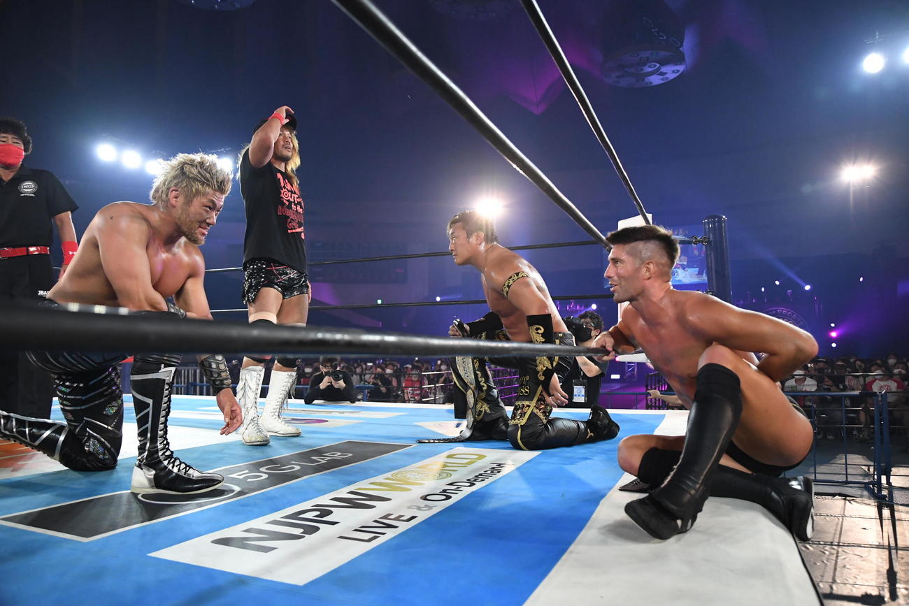 試合後、内藤哲也（左から2人目）をにらみつけるタイチ（右から2人目）。左はSANADA、右はザック・セイバーJr．（新日本プロレス提供）