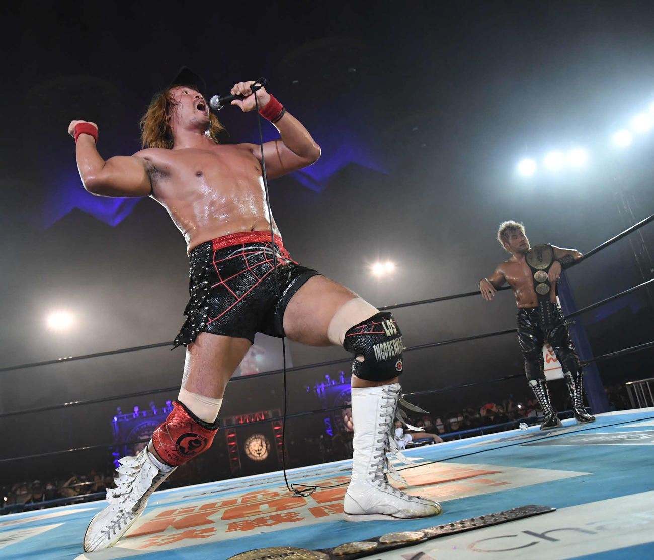 新日本プロレス北海道大会　IWGPタッグ王者に輝いた内藤は試合後マイクを取り、ファンに向かって叫ぶ。後方はSANADA（新日本プロレス提供）