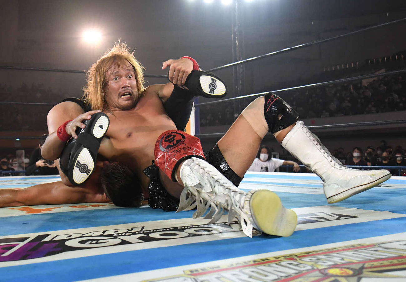 ザック・セイバーJr．を抑え込む内藤（新日本プロレス提供）