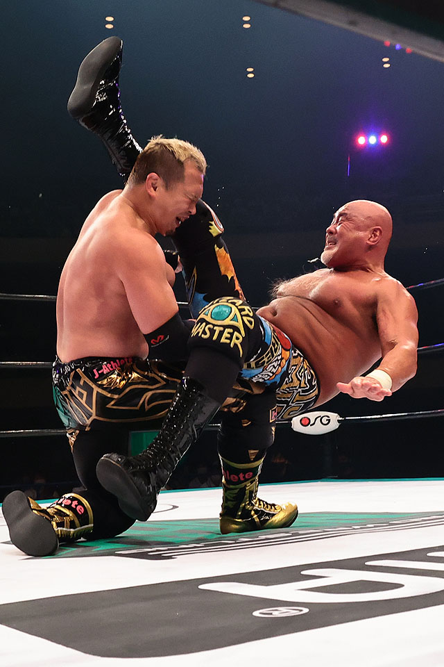 プロレスリング・ノア宮城大会　鈴木鼓太郎（左）にシャイニングウィザードを決める武藤敬司（プロレスリング・ノア提供）