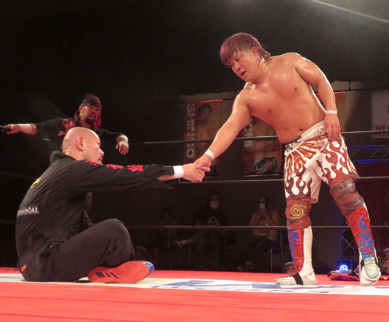 試合後、新井健一郎（左）と握手を交わすTAMURA（撮影・松熊洋介）