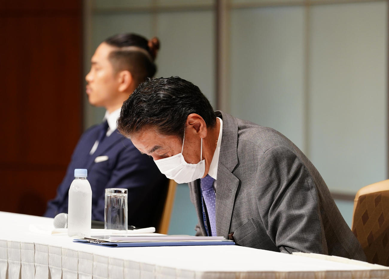 会見の冒頭に頭を下げる永田理事長。左は井岡（撮影・菅敏）