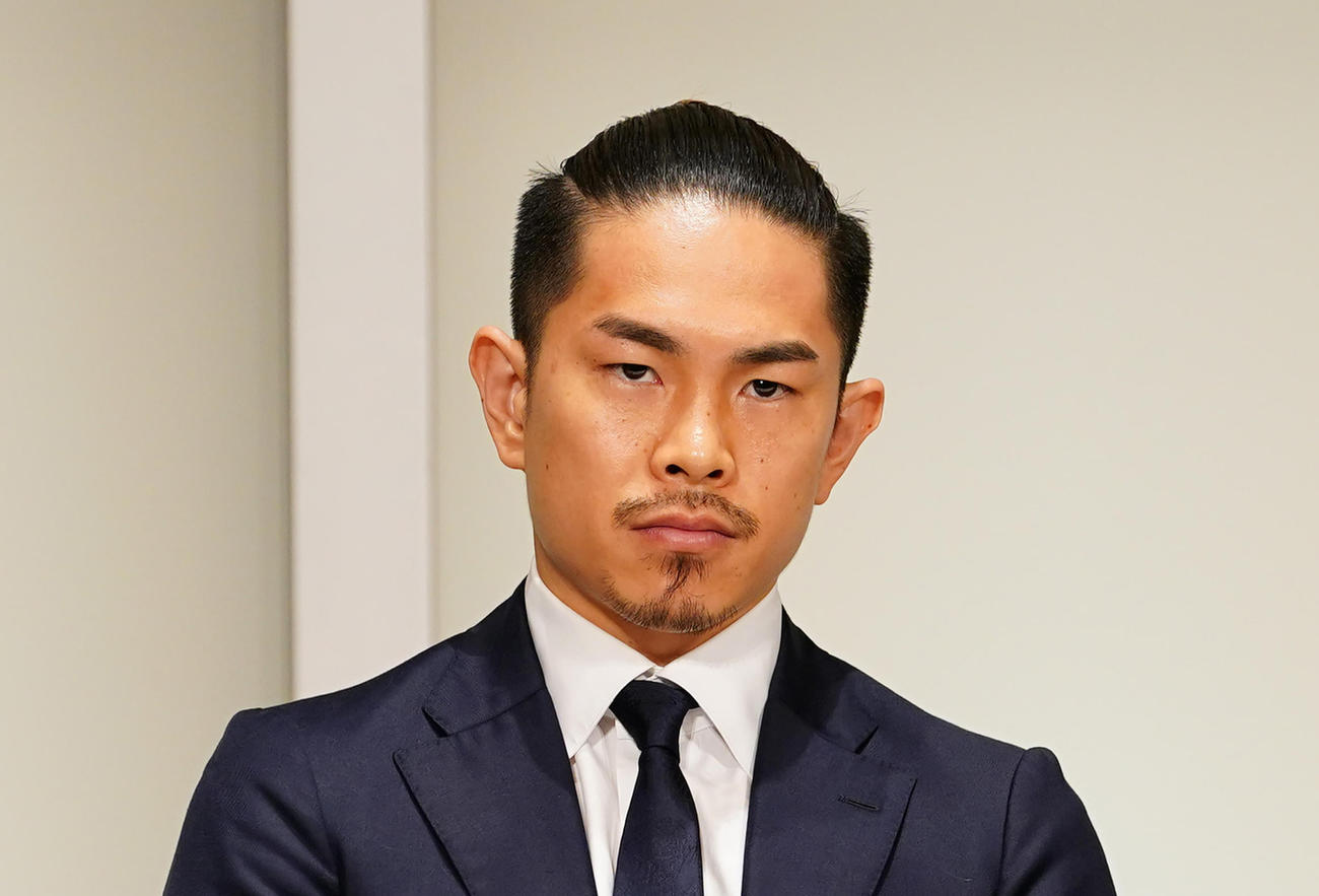 永田理事長から謝罪を受けた井岡（撮影・菅敏）