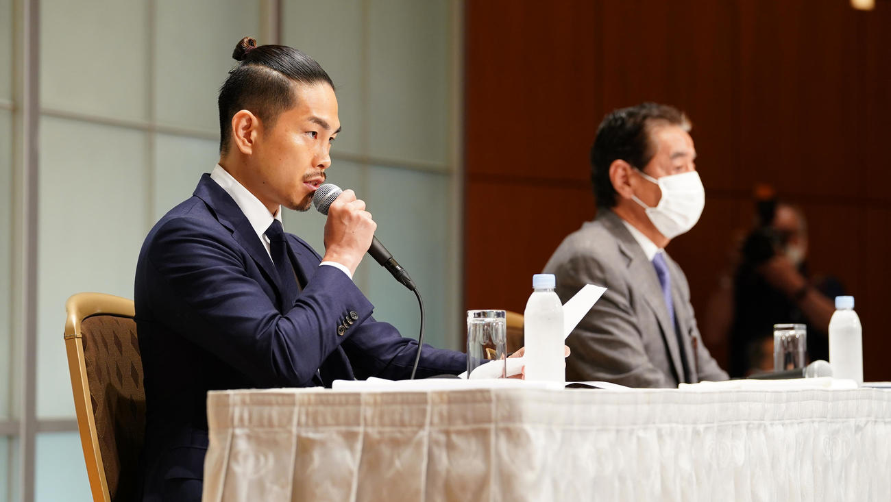 永田理事長（右）から謝罪を受け、心境を話す井岡（撮影・菅敏）