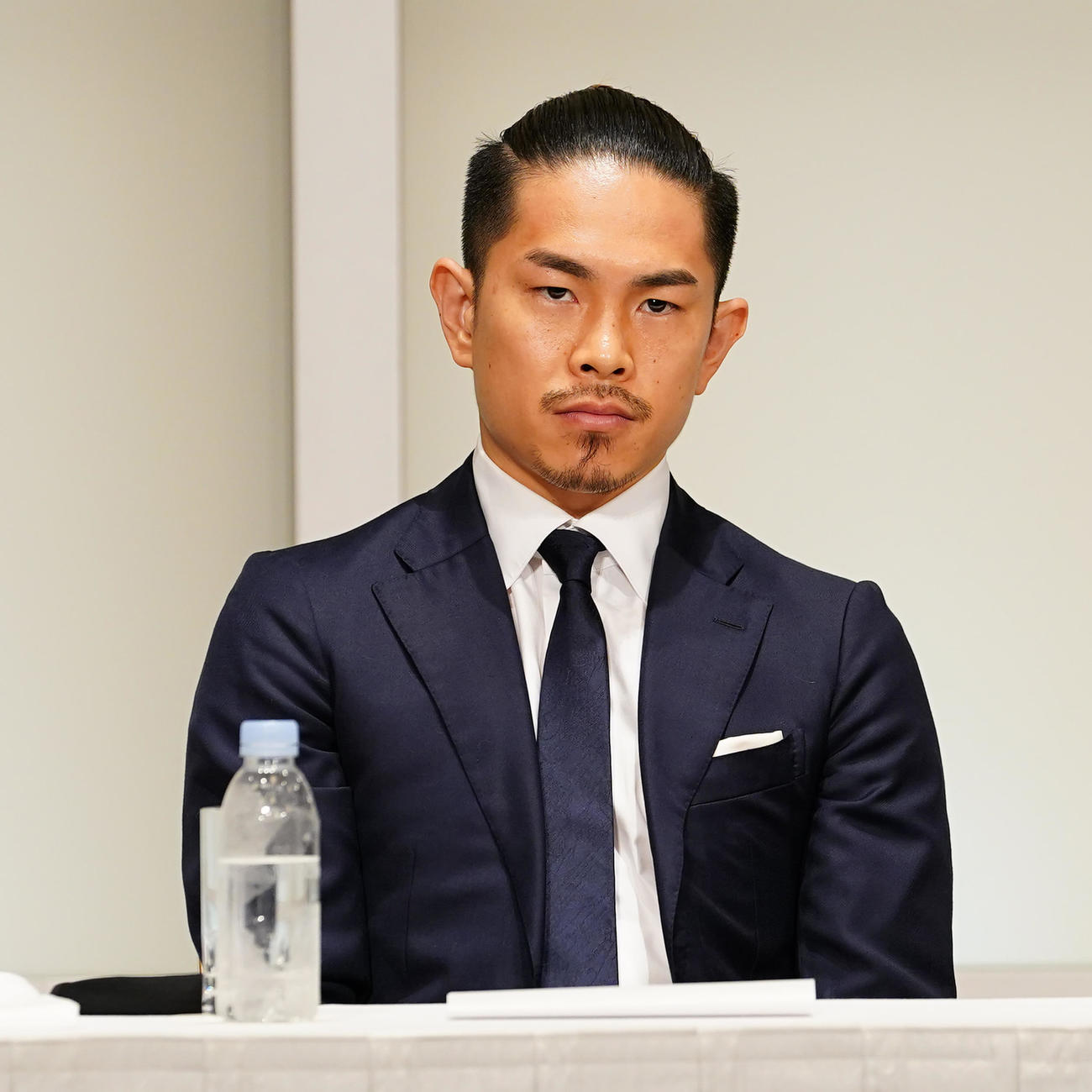 永田理事長から謝罪を受けた井岡（撮影・菅敏）